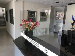 Hangend glashelder plexiglas scherm beplakt met stickerfolie org